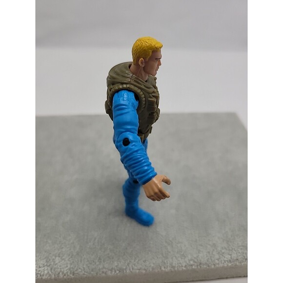 G.I JOE 4” ACTION FIGURE TOY  BLOND HAIR BLUE CLOTHES AND BROWN VEST - Picture 10 of 16